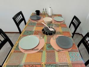 uma mesa com pratos e tigelas em cima em Departamento monoambiente Barrio Martin em Rosário