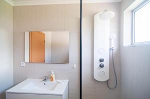 Un baño con lavabo y ducha en Island Jewel, en Vila Franca do Campo 46 fotos más