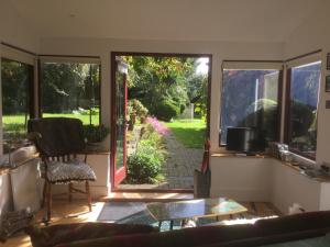 una sala de estar con una puerta que da a un patio en Unique Artists studio with a private garden., en Pewsey