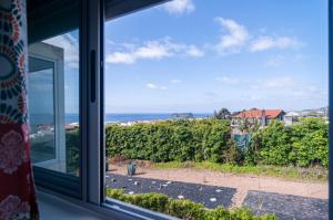 una ventana con vistas al océano desde una casa en Island Jewel, en Vila Franca do Campo