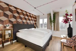 - une chambre avec un grand lit blanc et un miroir dans l'établissement Will & Tate City Stay, à La Haye