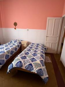 sypialnia z 2 łóżkami i białymi drzwiami w obiekcie Alojamiento en La Falda - MSL w mieście La Falda