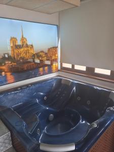散提亞拿德瑪的住宿－波薩達傳奇酒店，一个带大窗户的客房内的按摩浴缸