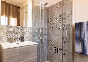 a bathroom with a sink and a shower at Rooms and Rooftop Terrace Olbia Center in Olbia +39 photos