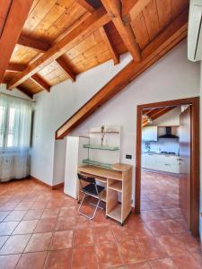 um quarto no sótão com um tecto em madeira e uma secretária em Ana's Place Torino 2 em Turim