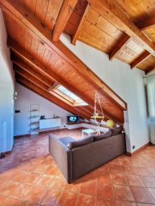 un ampio soggiorno con divano e soffitti in legno di Ana's Place Torino 2 a Torino