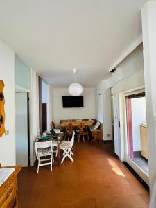 a living room with a table and chairs at Appartamento Pastenau in Piazza