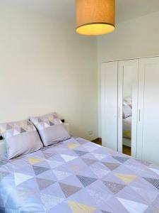 a bedroom with a bed with a checkered floor at Appartement plein centre in Paray-le-Monial