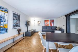 Ruang duduk di YiD Cairoli design apartment