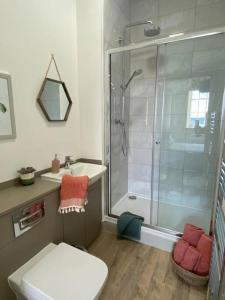 uma casa de banho com um chuveiro, um WC e um lavatório. em Premium apartment in a peaceful location with great views. em Inverness