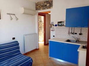 una cocina con armarios azules y fregadero en Agrisport Cà di Cuni, en Roncagli