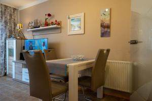 a dining room with a table and chairs at Hohenzollernpassage Wohnung Seemöwe in Büsum