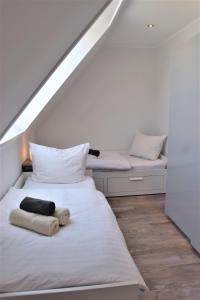 a white bed with towels on it in a room at Witte Bank in Büsum