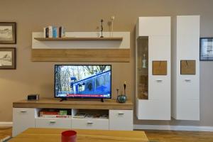 sala de estar con TV en la barra en Helios, en Büsum
