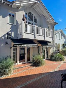 un edificio con un balcone in cima di Dat Strandhus Apartment 1 a Büsum