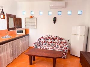 cocina con silla, barra y nevera en La Casita de Los Alambiques, en Chiclana de la Frontera