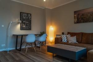 ein Wohnzimmer mit einem Sofa und einem Tisch in der Unterkunft Kiel-frisch renovierte Innenstadtwohnung-24h check-in in Kiel