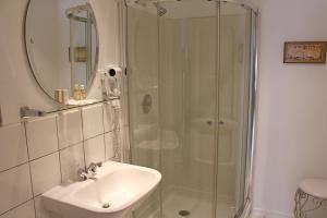 Bilik mandi di Hotel Relais Charles-Alexandre