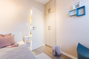 um quarto com uma cama e uma cadeira azul em Törn 33 em Büsum