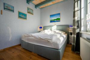 a bedroom with a large bed in a room at Klaar Kimming Haus Wattwurm in Büsum