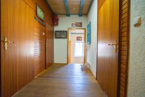 a hallway with wooden floors and a door at Klaar Kimming Haus Wattwurm in Büsum +5 photos