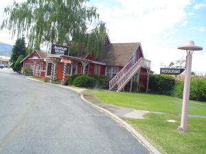 una casa al lado de una calle en Avenue Motel Wenatchee, en Wenatchee