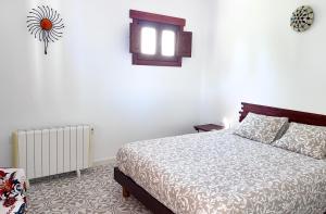 Postel nebo postele na pokoji v ubytování La Casita de Los Alambiques + 9 fotografií