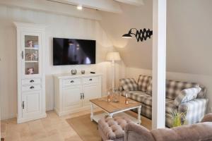 TV a/nebo společenská místnost v ubytování Reethus "de Tweeling" Apartment OG