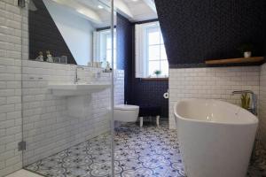 Koupelna v ubytování Reethus "de Tweeling" Apartment OG + 24 fotografií