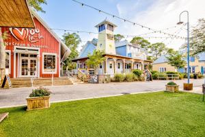 una calle vacía delante de un edificio en Baytowne Wharf - Pilot House #323 en Destin