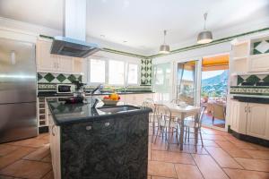 Villa Encanto - PlusHolidays tesisinde mutfak veya mini mutfak