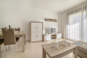 Televízia a/alebo spoločenská miestnosť v ubytovaní Apartamento Cuellar 1 - PlusHolidays