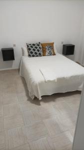 塞維利亞的住宿－Apartamento cinta 3 habitaciones，卧室配有白色的床,铺有瓷砖地板。
