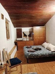貝拉焦的住宿－Chalet Tessa BELLAGIO，一间卧室设有一张床和木制天花板