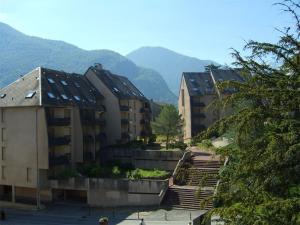 a group of buildings with mountains in the background at Studio Bagnères-de-Luchon, 1 pièce, 2 personnes - FR-1-313-156 in Luchon