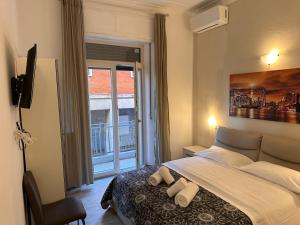 een slaapkamer met een groot bed en een raam bij Dream Guest House in Pisa