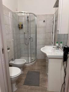 een badkamer met een douche, een toilet en een wastafel bij Dream Guest House in Pisa