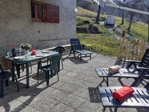 eine Terrasse mit einem Tisch und Stühlen sowie einem Tisch und Stühlen in der Unterkunft Chalet Tessa BELLAGIO in Bellagio