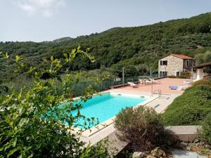 Villa con piscina y montaña en Agrisport Cà di Cuni en Roncagli