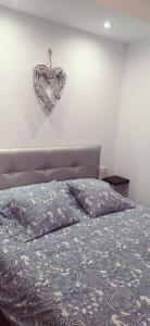 um quarto com uma cama com um coração na parede em Ca la Nuri Pis 4 vistas al mar em Llançà