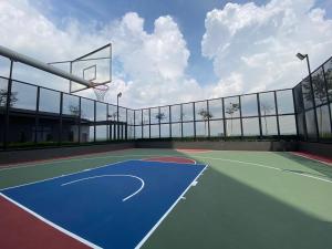 un aro de baloncesto en una pista de tenis en Sunway Grid Residences Cozy Loft Suite Netflix 6 Pax, Near Legoland, en Kampong Pendas
