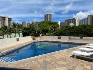 basen z leżakami i panoramą miasta w obiekcie Aloha Gem Studio - 2 bed with high speed WIFI - Luana Waikiki Hotel & Suite 917, 2045 Kalakaua Avenue HI 96815 w mieście Honolulu