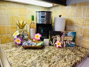 Köök või kööginurk majutusasutuses Aloha Gem Studio - 2 bed with high speed WIFI - Luana Waikiki Hotel & Suite 917, 2045 Kalakaua Avenue HI 96815