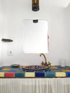 una mesa con lavabo en una habitación en La Casita de Los Alambiques, en Chiclana de la Frontera