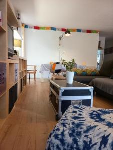 uma sala de estar com um sofá e uma mesa em La Galinette Marseille entre plage et calanques em Marselha