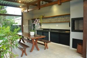 - une cuisine avec une table en bois et un évier dans l'établissement Innbox - Porto Belo, à Porto Belo