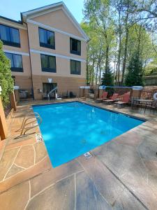 a swimming pool in front of a building at Comfort Inn & Suites Peachtree Corners in Norcross