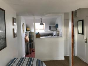 Kuchyňa alebo kuchynka v ubytovaní appartement Dinard hyper centre plage de l'Ecluse