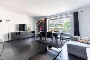 - un salon avec un canapé et une table avec des chaises dans l'établissement HSH Lamballe-Passy Magnifique Appartement 4P, à Paris
