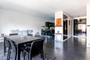 - une salle à manger et un salon avec une table et des chaises dans l'établissement HSH Lamballe-Passy Magnifique Appartement 4P, à Paris